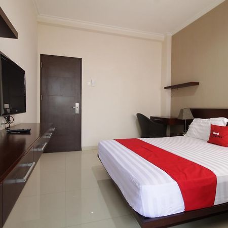 Reddoorz Plus Near Ambassador Mall Джакарта Экстерьер фото