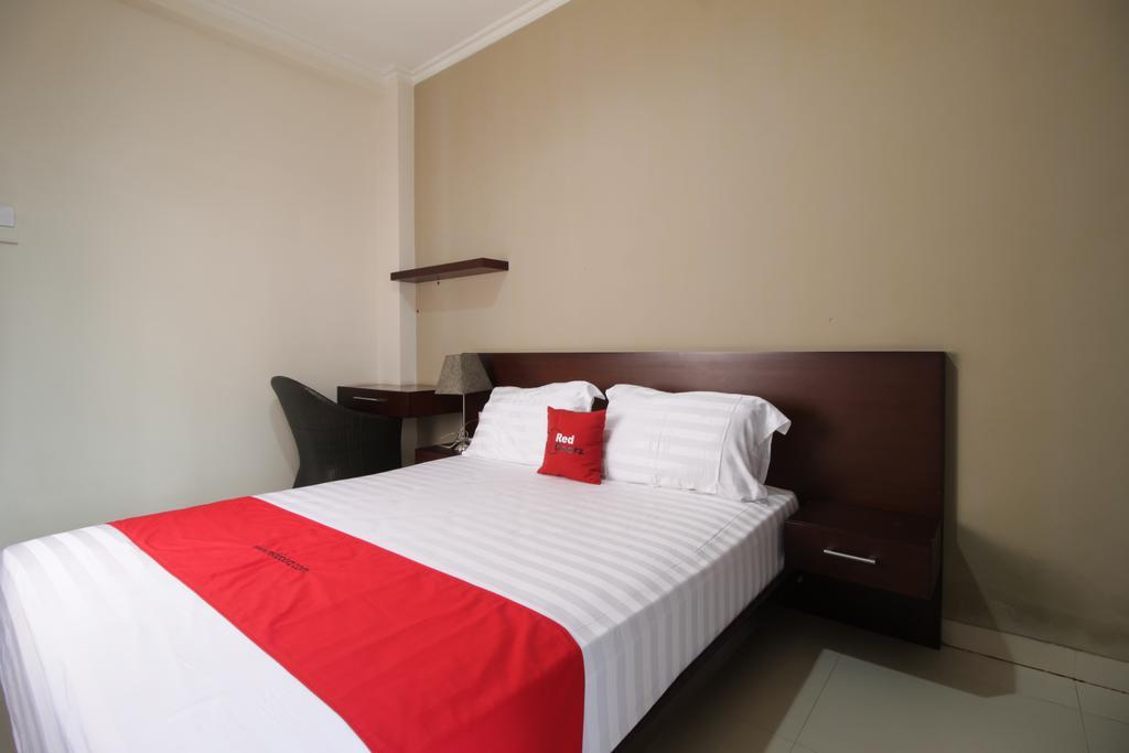 Reddoorz Plus Near Ambassador Mall Джакарта Экстерьер фото