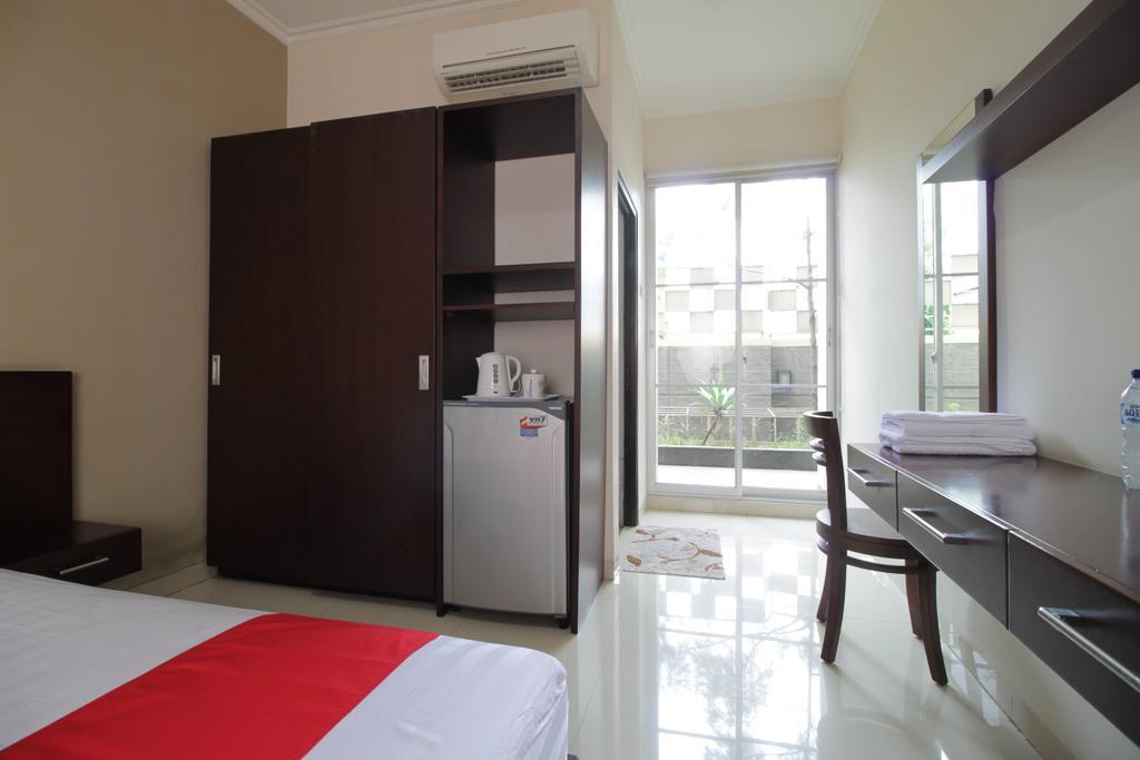 Reddoorz Plus Near Ambassador Mall Джакарта Экстерьер фото