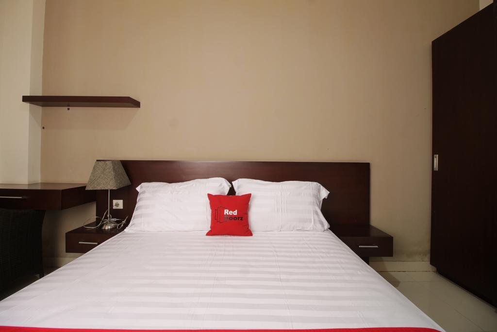 Reddoorz Plus Near Ambassador Mall Джакарта Экстерьер фото