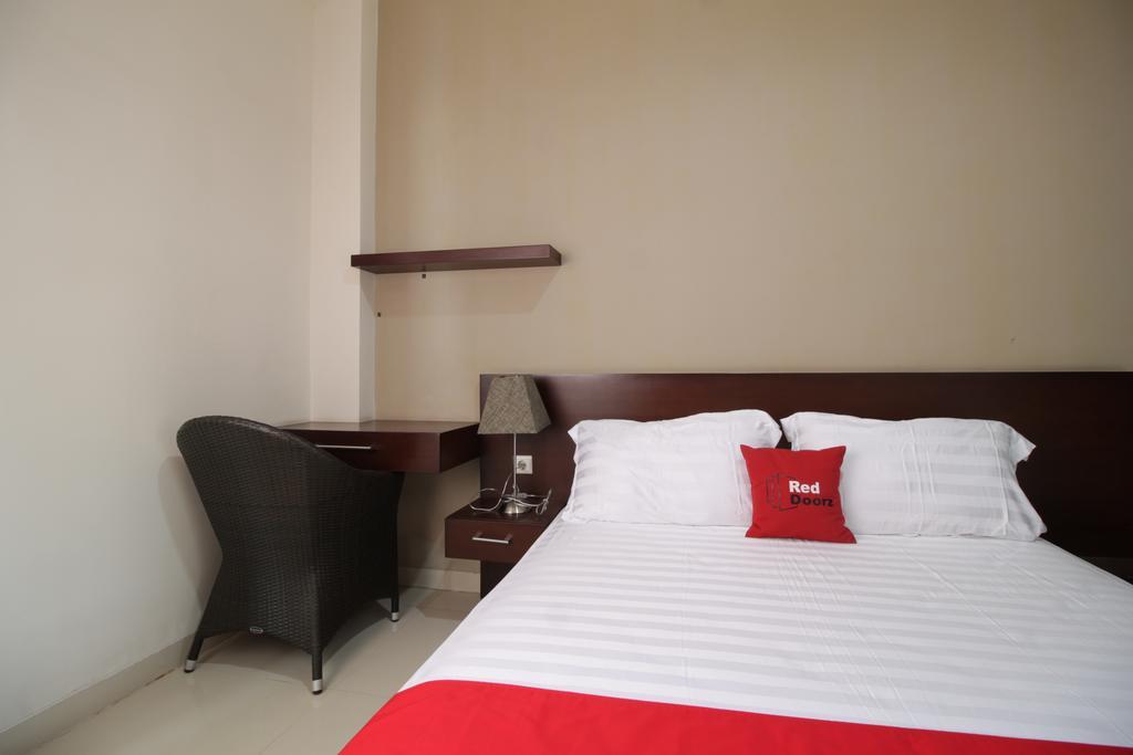 Reddoorz Plus Near Ambassador Mall Джакарта Экстерьер фото