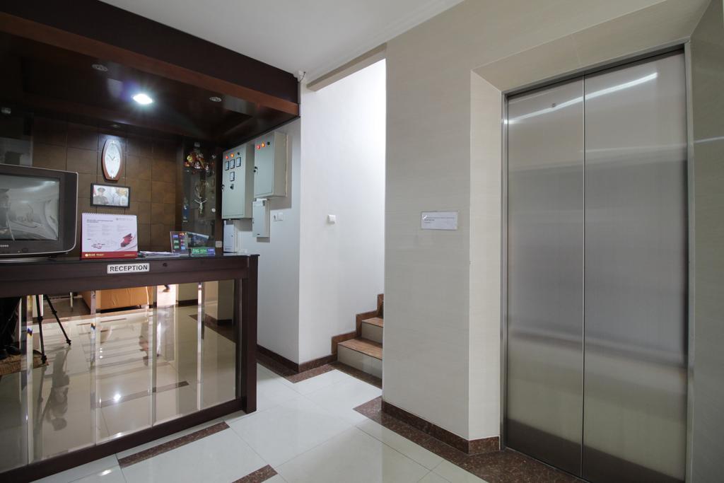 Reddoorz Plus Near Ambassador Mall Джакарта Экстерьер фото