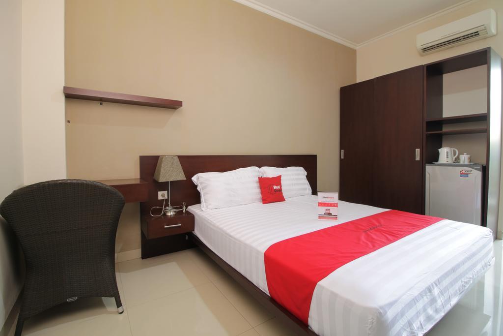Reddoorz Plus Near Ambassador Mall Джакарта Экстерьер фото