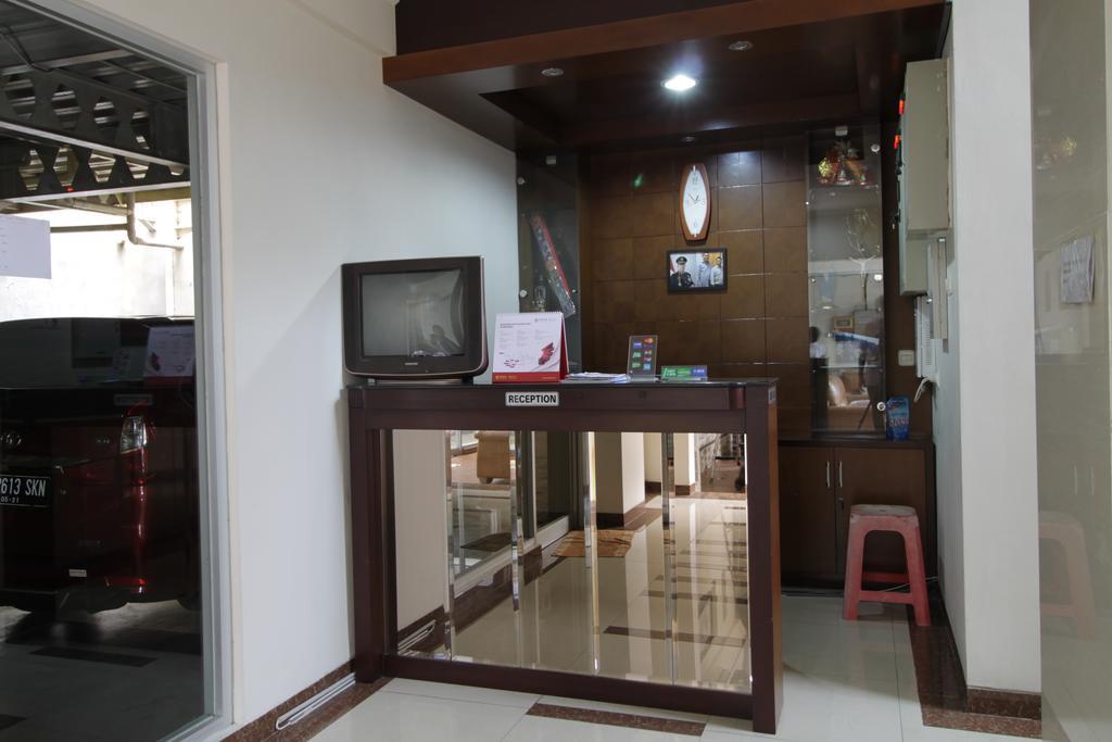 Reddoorz Plus Near Ambassador Mall Джакарта Экстерьер фото