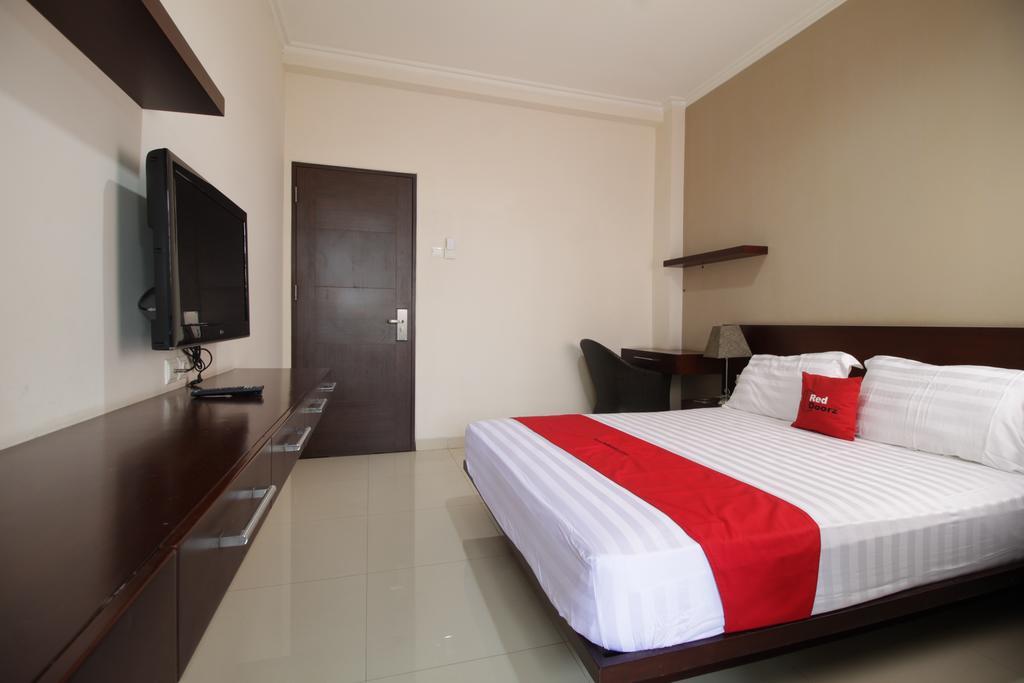 Reddoorz Plus Near Ambassador Mall Джакарта Экстерьер фото